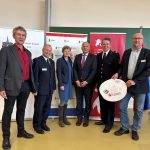 Vorsitzender des Ausschusses Brandschutzerziehung Frieder Kircher, Präsident des Hessischen Landesfeuerwehrverbands Norbert Fischer, Präsidentin der Universität Kassel Prof. Dr. Ute Clement, Innenminister Roman Poseck, Vizepräsident des Deutschen Feuerwehrverbands Dr. Christoph Weltecke und Niko Bernhardt