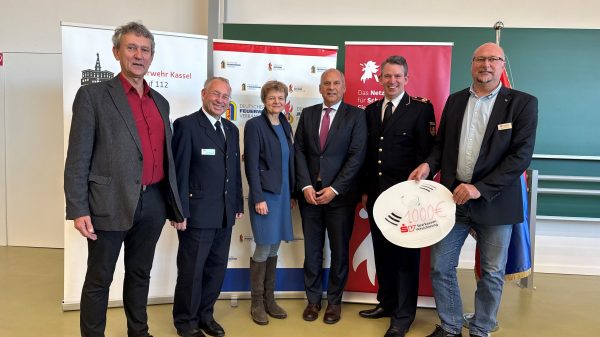 Vorsitzender des Ausschusses Brandschutzerziehung Frieder Kircher, Präsident des Hessischen Landesfeuerwehrverbands Norbert Fischer, Präsidentin der Universität Kassel Prof. Dr. Ute Clement, Innenminister Roman Poseck, Vizepräsident des Deutschen Feuerwehrverbands Dr. Christoph Weltecke und Niko Bernhardt