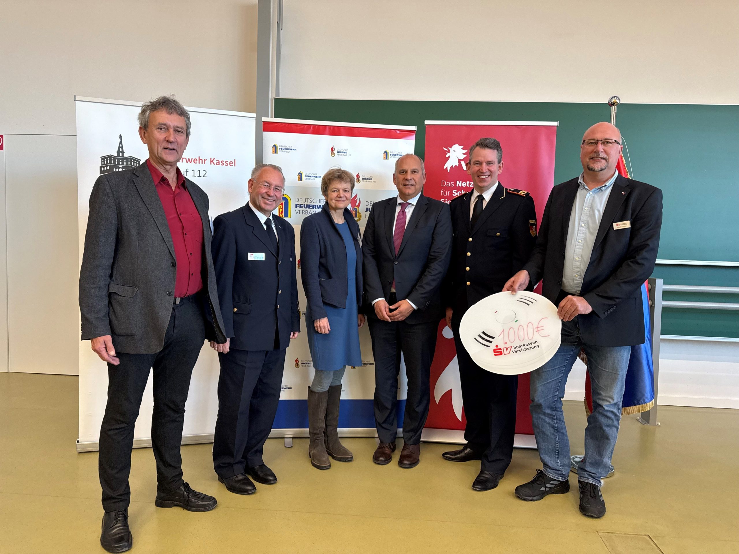 Vorsitzender des Ausschusses Brandschutzerziehung Frieder Kircher, Präsident des Hessischen Landesfeuerwehrverbands Norbert Fischer, Präsidentin der Universität Kassel Prof. Dr. Ute Clement, Innenminister Roman Poseck, Vizepräsident des Deutschen Feuerwehrverbands Dr. Christoph Weltecke und Niko Bernhardt