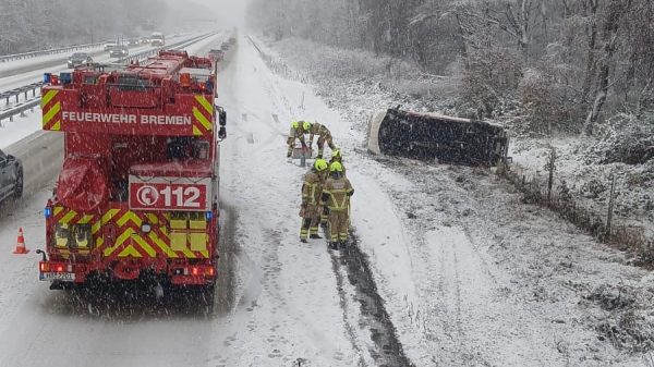 Schnee und Glätte erhöhen die Unfallgefahr für Autos sowie Einsatzfahrzeuge der Feuerwehr und BOS.
