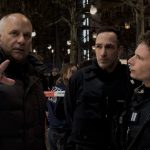 Großkontrolle auf der BAO Zeil in Frankfurt am Main: Innenminister Roman Poseck im Gespräch mit zwei Beamten