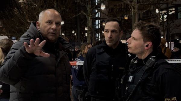 Großkontrolle auf der BAO Zeil in Frankfurt am Main: Innenminister Roman Poseck im Gespräch mit zwei Beamten