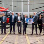 Zehn neue H140 für die DRF Luftrettung - ein Grund zur Freude für Hans-Christian Ohm, Leiter Zentraler Einkauf DRF Luftrettung, Yves Klauer, Manager Sales and Customer Relations, und Thomas Hein, Head of Europe Region, beide Airbus Helicopters, Dr. Krystian Pracz, Vorstandsvorsitzender, und Andreas Kneer, Leiter Finanzen, beide DRF Luftrettung, Dr. Dirk Petry, Head of H135 & H140 Programs und Petra Lanuschny, Program Manager H135 & H140 Contracts, beide Airbus Helicopters, sowie Roman Morka, Vorstand DRF Luftrettung.