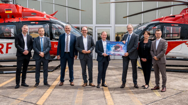 Zehn neue H140 für die DRF Luftrettung - ein Grund zur Freude für Hans-Christian Ohm, Leiter Zentraler Einkauf DRF Luftrettung, Yves Klauer, Manager Sales and Customer Relations, und Thomas Hein, Head of Europe Region, beide Airbus Helicopters, Dr. Krystian Pracz, Vorstandsvorsitzender, und Andreas Kneer, Leiter Finanzen, beide DRF Luftrettung, Dr. Dirk Petry, Head of H135 & H140 Programs und Petra Lanuschny, Program Manager H135 & H140 Contracts, beide Airbus Helicopters, sowie Roman Morka, Vorstand DRF Luftrettung.