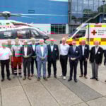 Christoph 11 feiert 50. Geburtstag mit Staatsekretär Thomas Blenke MdL (7. von rechts), Dr. Krystian Pracz, Vorstandsvorsitzender der DRF Luftrettung (6. von links) und Jürgen Roth, Oberbürgermeister in Villingen-Schwenningen und Vorsitzender des DRK Kreisverbandes Villingen-Schwenningen e.V. (6. von rechts)
