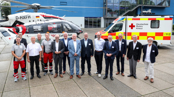 Christoph 11 feiert 50. Geburtstag mit Staatsekretär Thomas Blenke MdL (7. von rechts), Dr. Krystian Pracz, Vorstandsvorsitzender der DRF Luftrettung (6. von links) und Jürgen Roth, Oberbürgermeister in Villingen-Schwenningen und Vorsitzender des DRK Kreisverbandes Villingen-Schwenningen e.V. (6. von rechts)