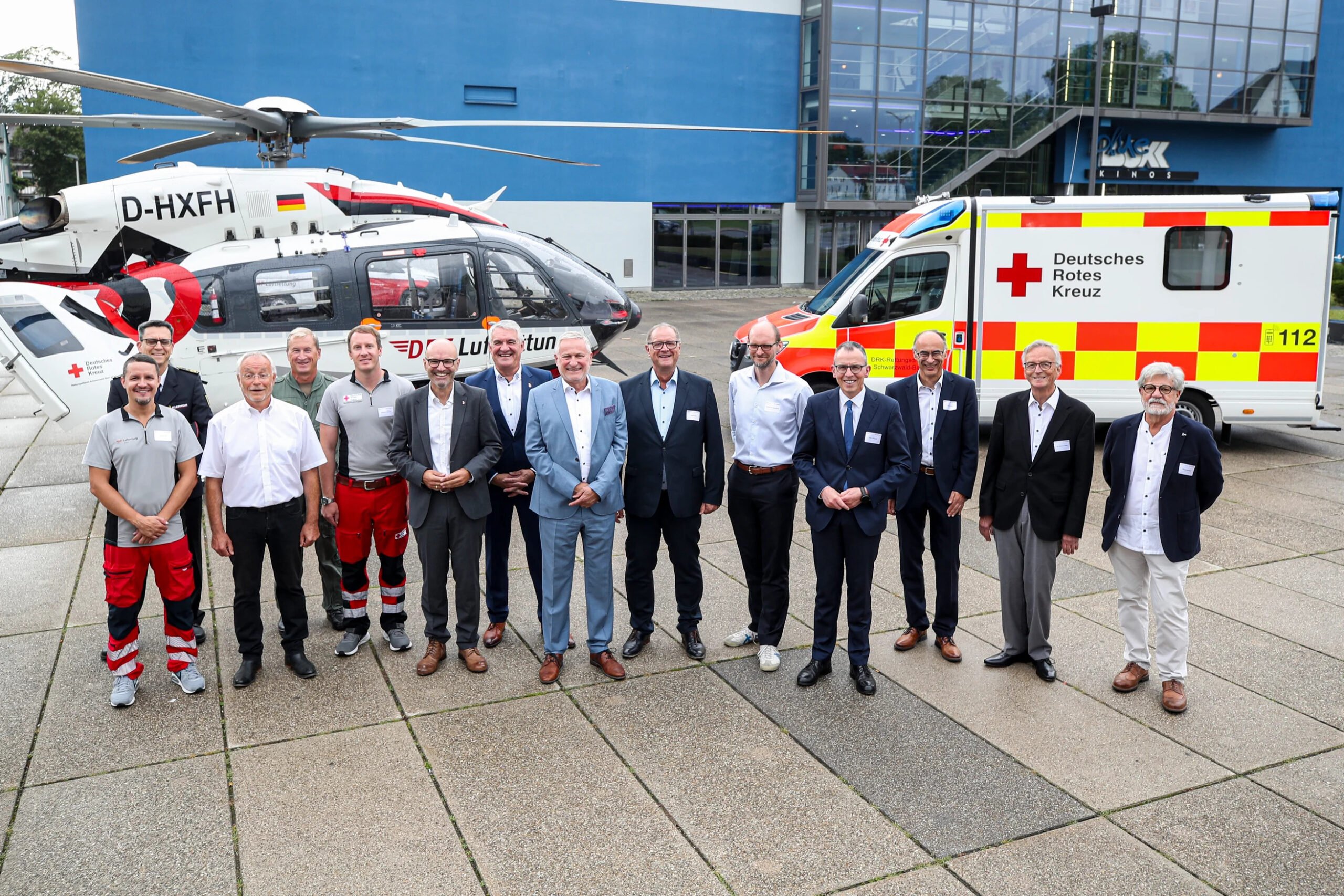Christoph 11 feiert 50. Geburtstag mit Staatsekretär Thomas Blenke MdL (7. von rechts), Dr. Krystian Pracz, Vorstandsvorsitzender der DRF Luftrettung (6. von links) und Jürgen Roth, Oberbürgermeister in Villingen-Schwenningen und Vorsitzender des DRK Kreisverbandes Villingen-Schwenningen e.V. (6. von rechts)