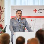 Generalstabsarzt Dr. Johannes Backus bei seiner Rede auf der Bundesversammlung des DRK in Berlin.