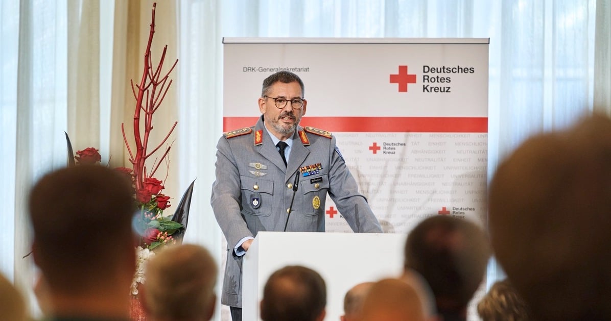 Generalstabsarzt Dr. Johannes Backus bei seiner Rede auf der Bundesversammlung des DRK in Berlin.