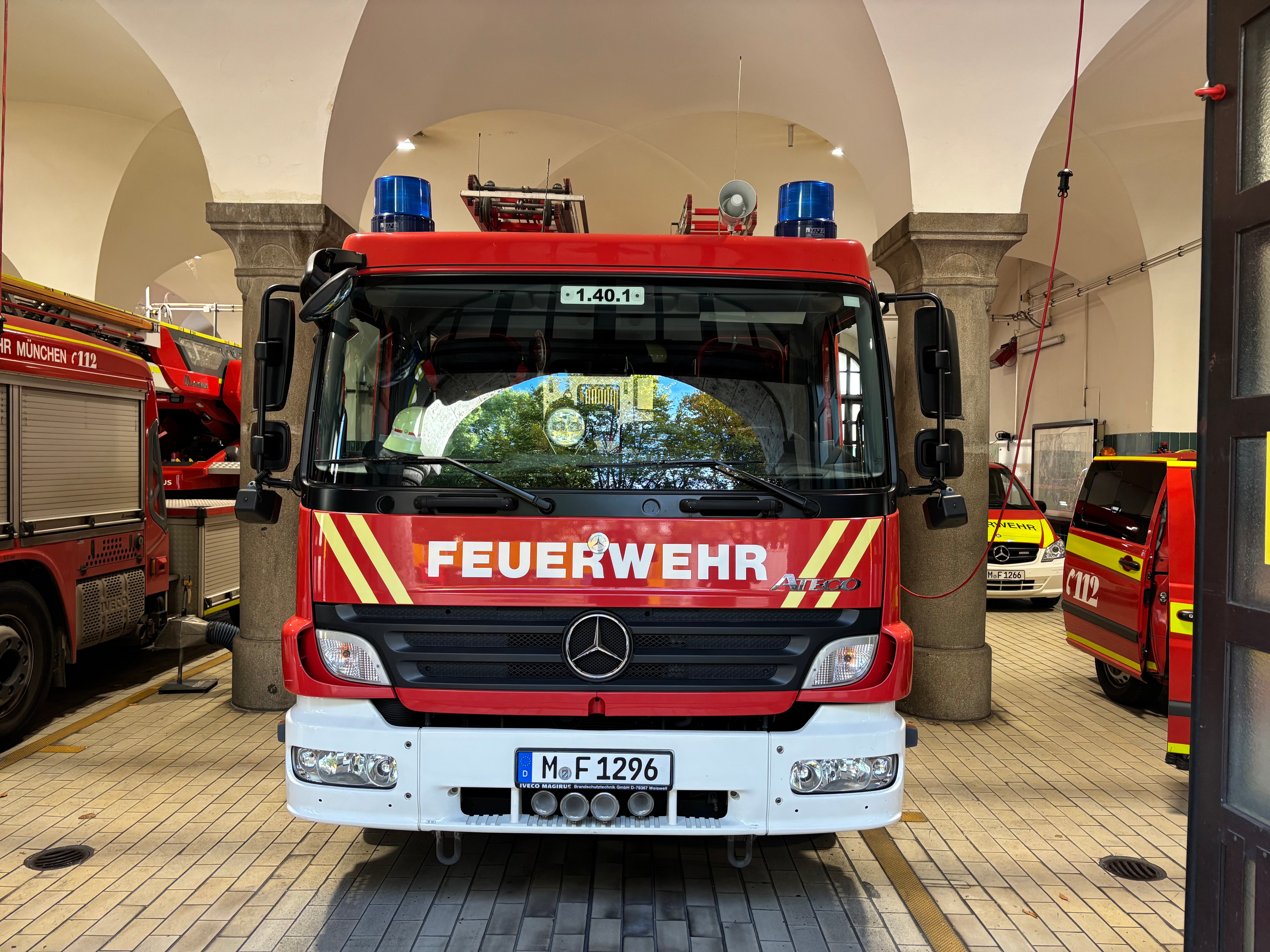 HLF 20/16 in der Fahrzeughalle der Feuerwehr München