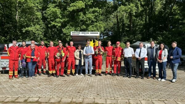 Innenminister Reinhold Jost überreichte den Einsatzkräften in Merzig die neue Ausstattung.