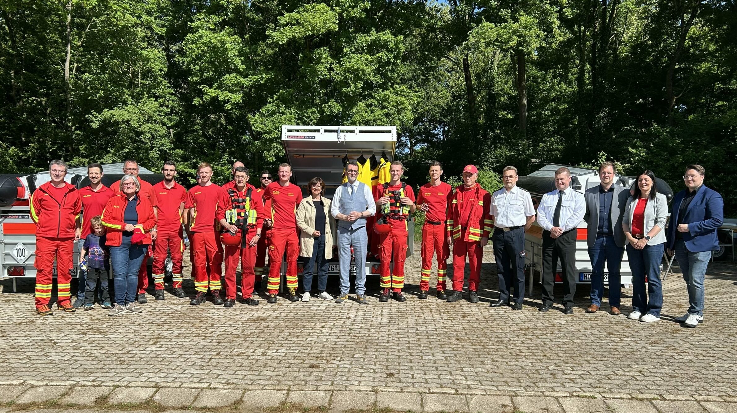 Innenminister Reinhold Jost überreichte den Einsatzkräften in Merzig die neue Ausstattung.