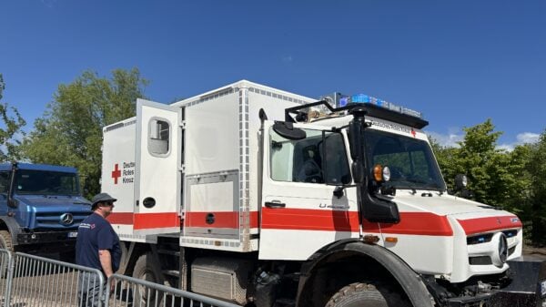 Ein Unimog, der vom Deutschen Roten Kreuz eingesetzt wird und beim Offroad-Parcours bestaunt werden konnte