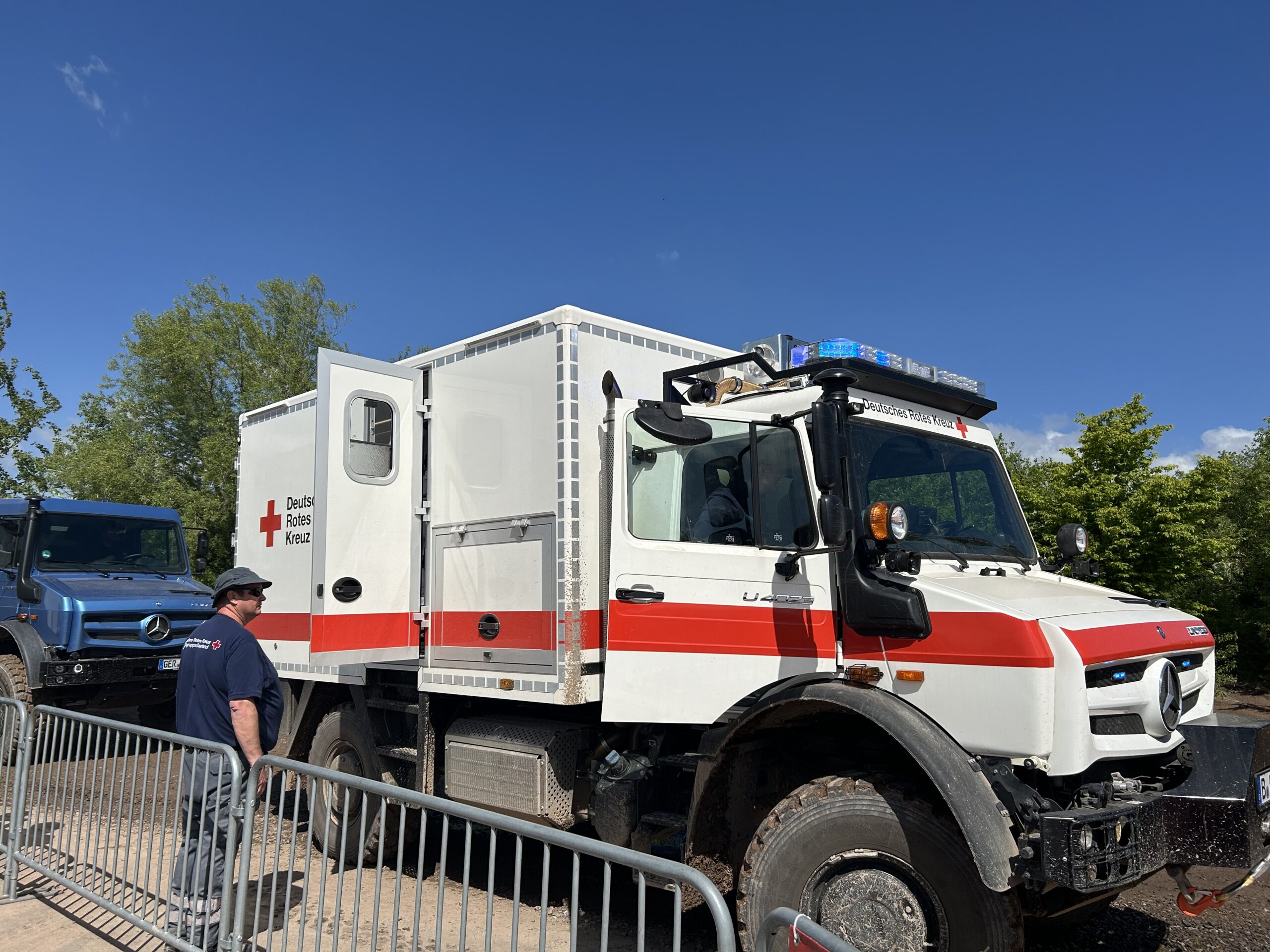 Ein Unimog, der vom Deutschen Roten Kreuz eingesetzt wird und beim Offroad-Parcours bestaunt werden konnte