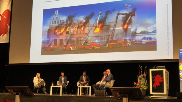 Wie soll die Gefahrenabwehr in 10 Jahren aussehen? Das war die Leitfrage der großen KI-Podiumsdiskussion bei der Jahresfachtagung der Vereinigung zur Förderung des deutschen Brandschutzes (vfdb e. V.)