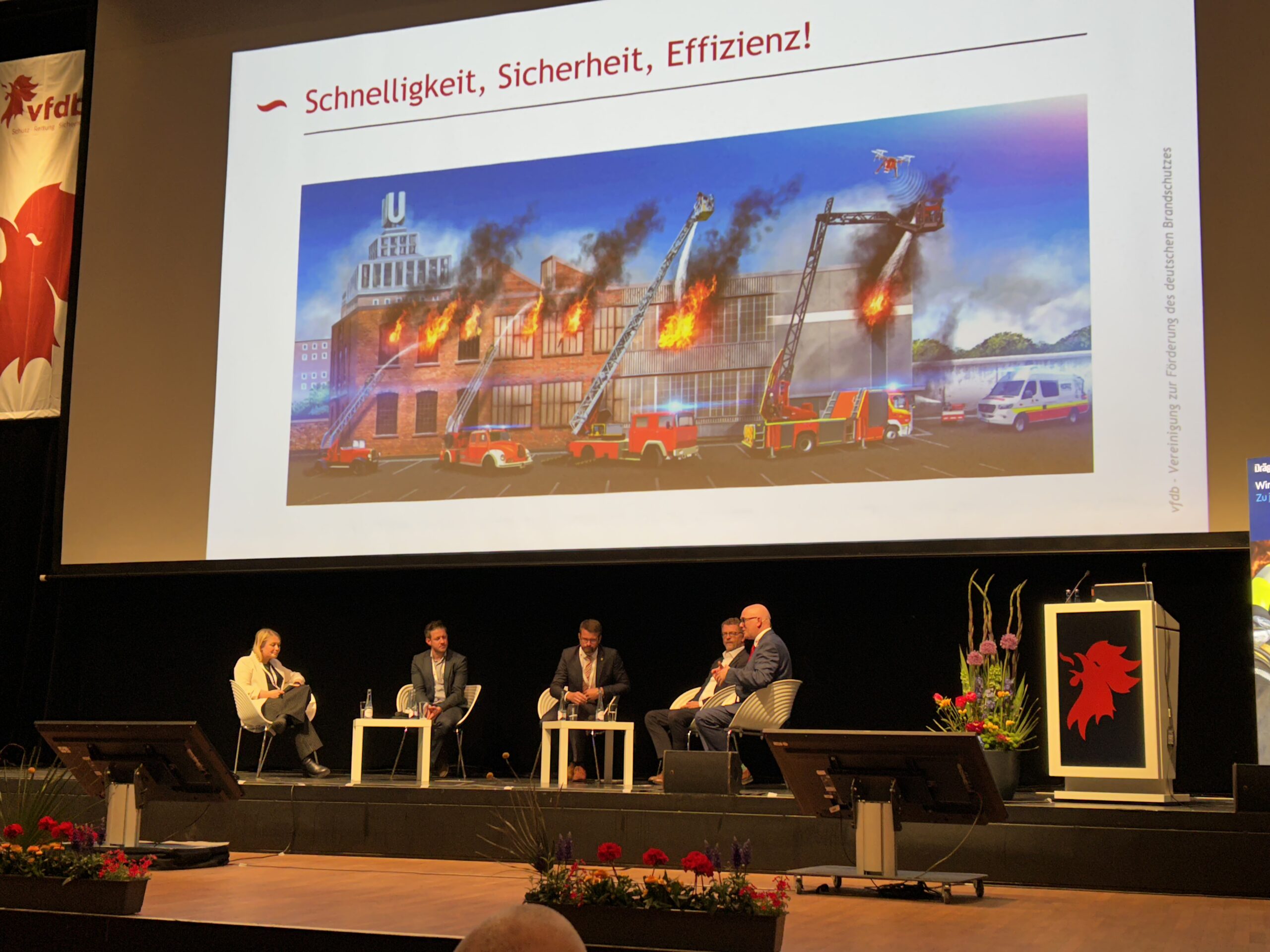 Wie soll die Gefahrenabwehr in 10 Jahren aussehen? Das war die Leitfrage der großen KI-Podiumsdiskussion bei der Jahresfachtagung der Vereinigung zur Förderung des deutschen Brandschutzes (vfdb e. V.)