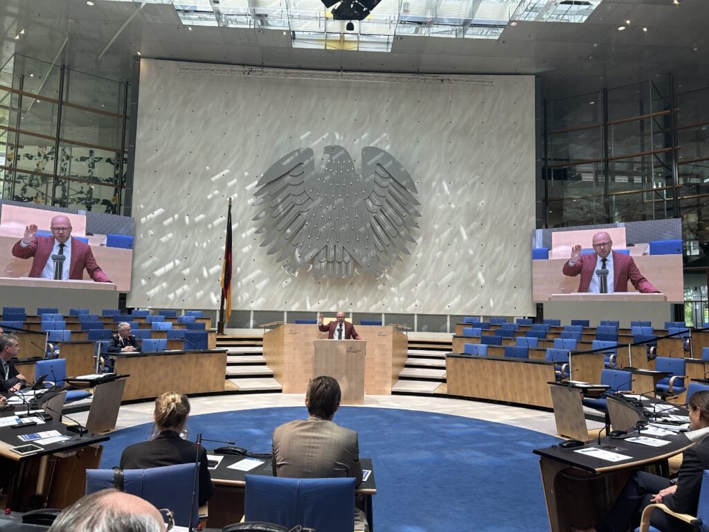 Zum Abschluss der 38. Fachausstellung der AFCEA hält Dr. Fabian Mehring im früheren Plenarsaal des alten Bundestages eine Keynote über die notwendigen Schritte Deutschlands in Sachen Digitalisierung und Zukunftstechnologie.