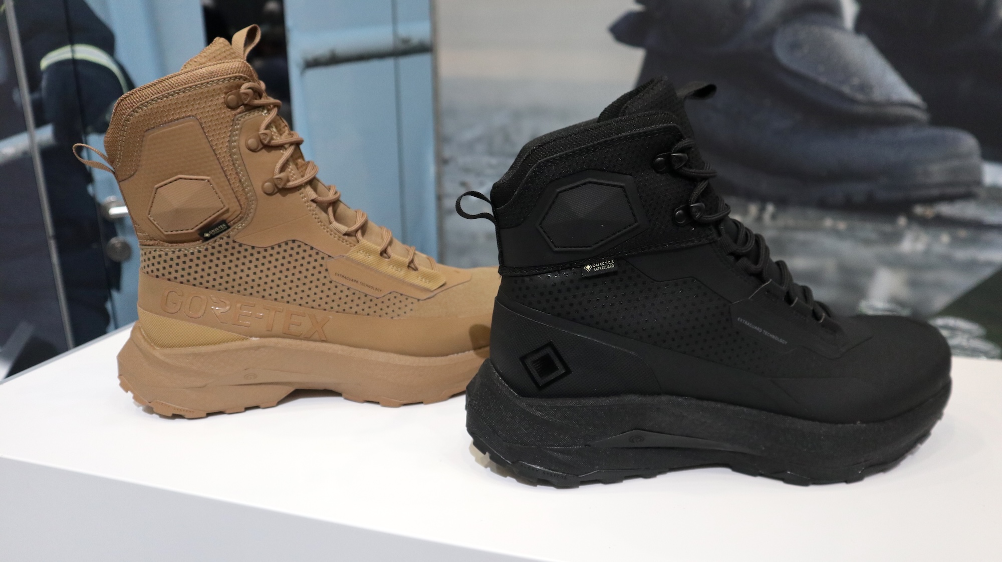 Konzeptstudie: Der Militärkonzeptstiefel (links) und der Polizeikonzeptstiefel auf der Enforce Tac.