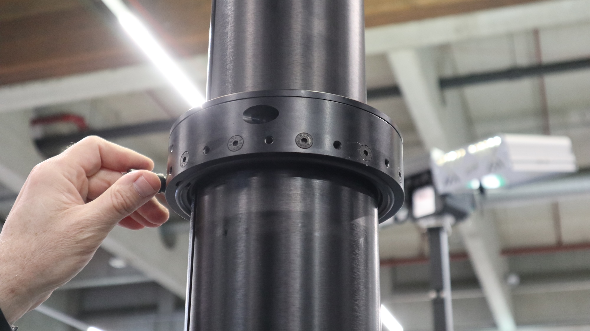 Durch Festschrauben des Klemmkragens zwischen den einzelnen Mastelementen ist der Mast stufenlos verstellbar.