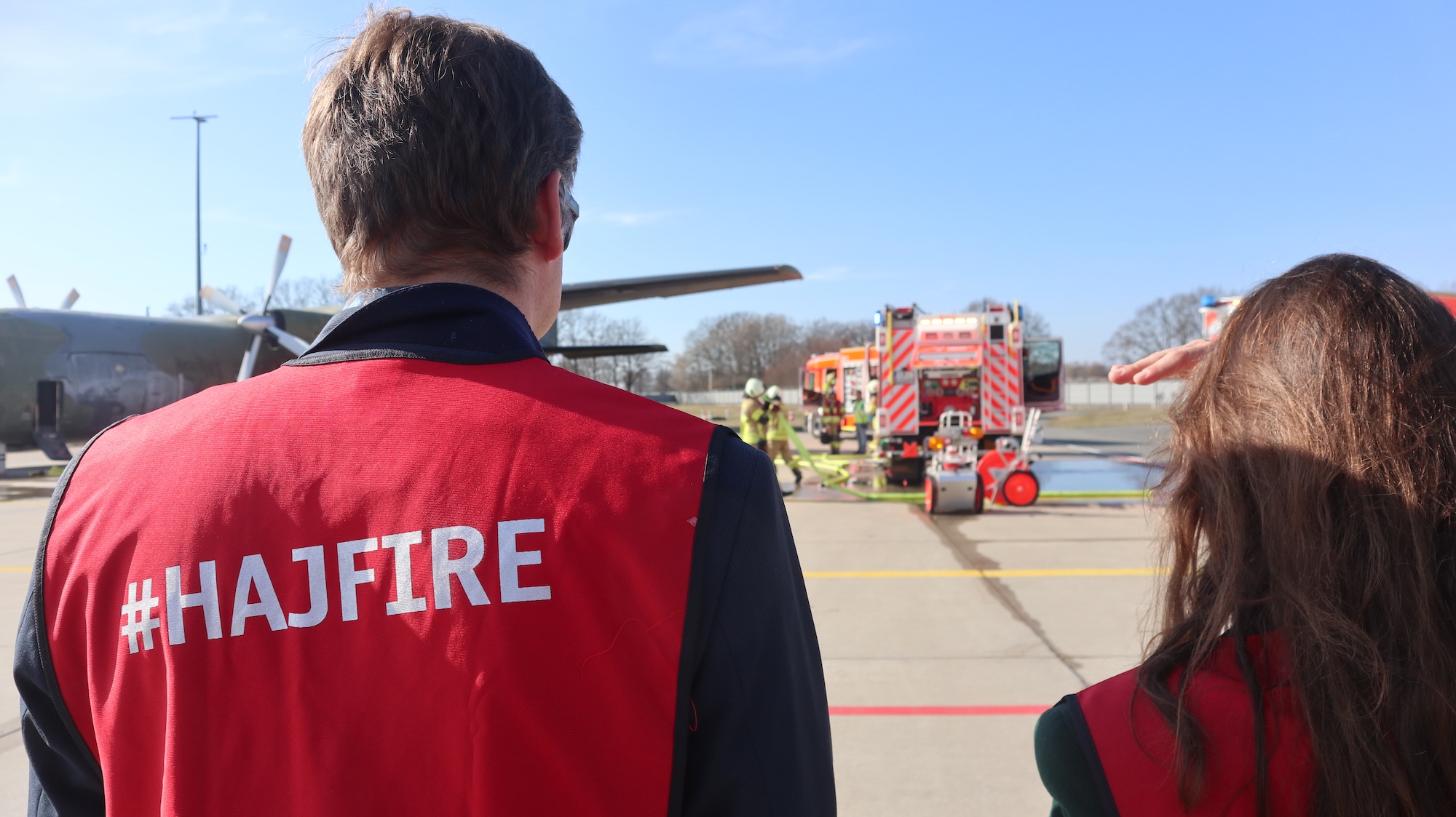 Die Flughafenfeuerwehr Hannover demonstrierte neben der Brandbekämpfung auch die Bergung von Verletzten aus einem Flugzeug.