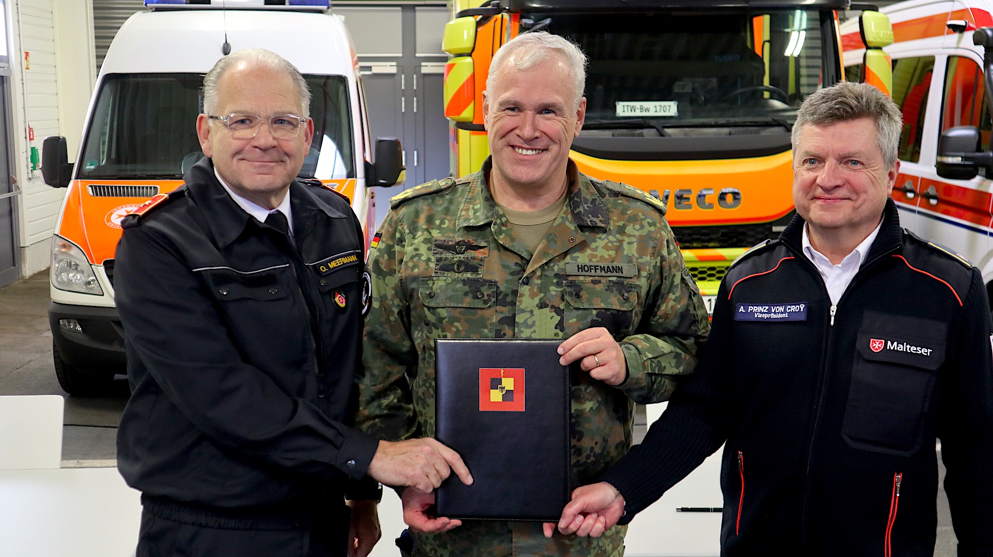 Unterzeichneten heute in Berlin eine priviligierte Partnerschaft (v.l.n.r.): Oliver Meermann, Mitglied des Bundesvorstandes der Johanniter-Unfall-Hilfe, Generaloberstabsarzt Dr. Ralf Hoffmann, Befehlshaber des Zentralen Sanitätsdienstes der Bundeswehr, und Albrecht Prinz von Croy, Vizepräsident des Malteser Hilfsdienstes.