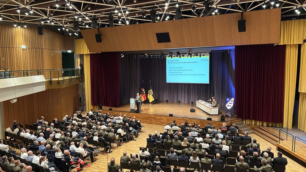 Beim ZMZ-Symposium 2025 in Karlsruhe fanden sich Vertreter aus den zivilen Organisationen und der Bundeswehr zusammen, um das Thema ZMZ im Zeichen der Zeitenwende zu betrachten.