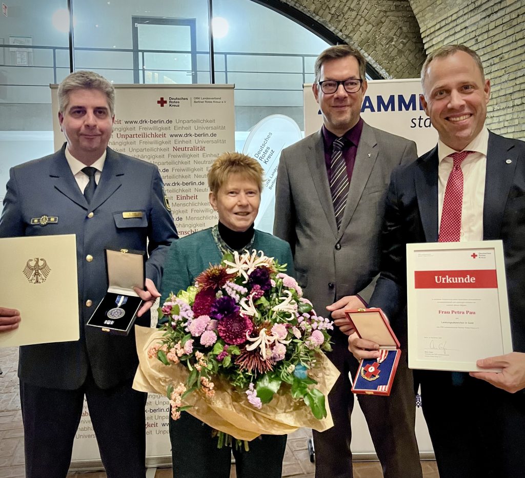 Petra Pau mit Sebastian Gold (Leiter THW-Connect), Christian Hochgrebe (Staatssekretär für Inneres des Landes Berlin in der Senatsverwaltung für Inneres und Sport) und Mario Czaja (Präsident des DRK-Landesverbands Berlin)