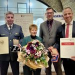 Petra Pau mit Sebastian Gold (Leiter THW-Connect), Christian Hochgrebe (Staatssekretär für Inneres des Landes Berlin in der Senatsverwaltung für Inneres und Sport) und Mario Czaja (Präsident des DRK-Landesverbands Berlin)