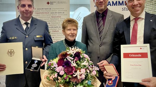 Petra Pau mit Sebastian Gold (Leiter THW-Connect), Christian Hochgrebe (Staatssekretär für Inneres des Landes Berlin in der Senatsverwaltung für Inneres und Sport) und Mario Czaja (Präsident des DRK-Landesverbands Berlin)