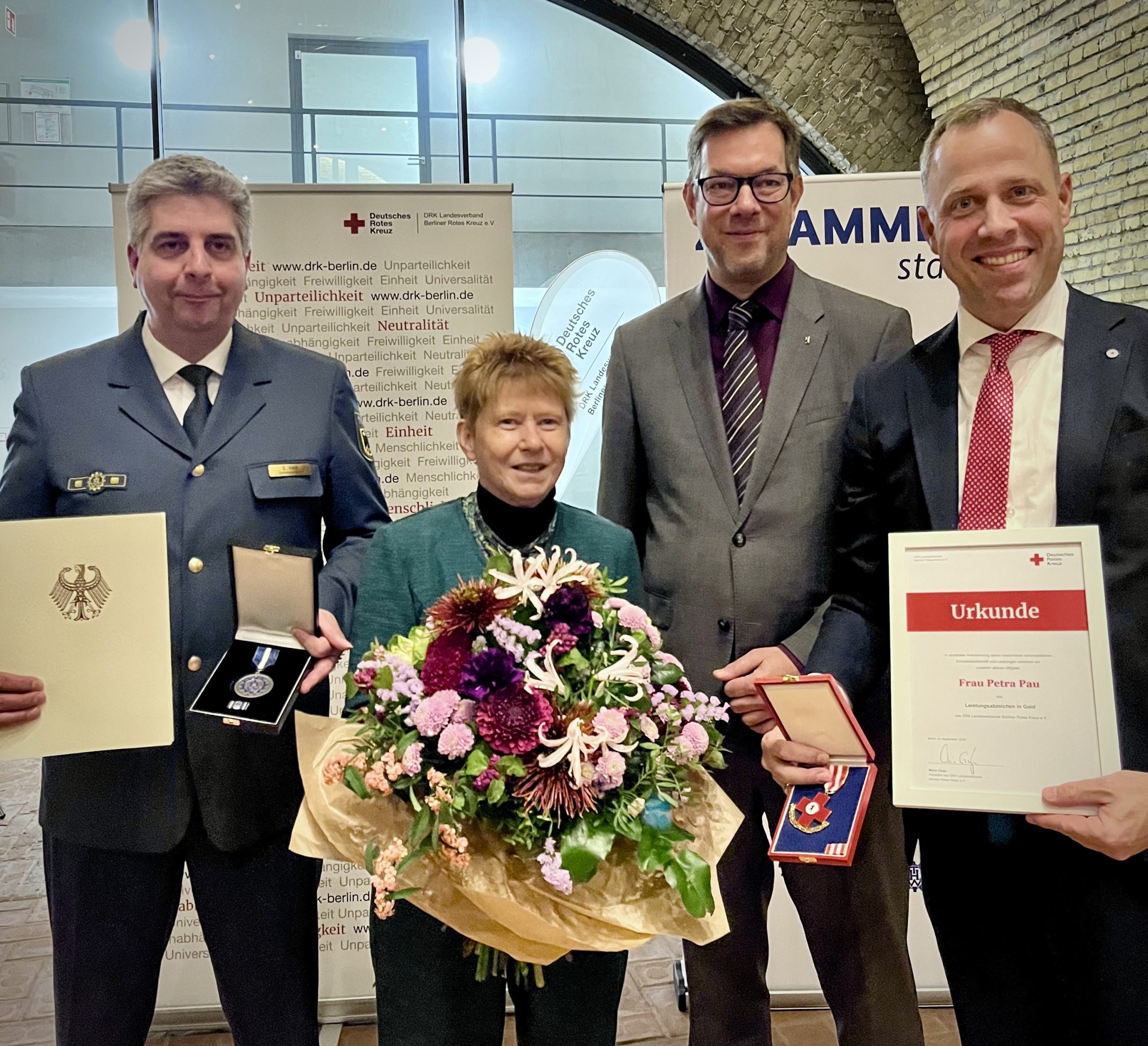 Petra Pau mit Sebastian Gold (Leiter THW-Connect), Christian Hochgrebe (Staatssekretär für Inneres des Landes Berlin in der Senatsverwaltung für Inneres und Sport) und Mario Czaja (Präsident des DRK-Landesverbands Berlin)