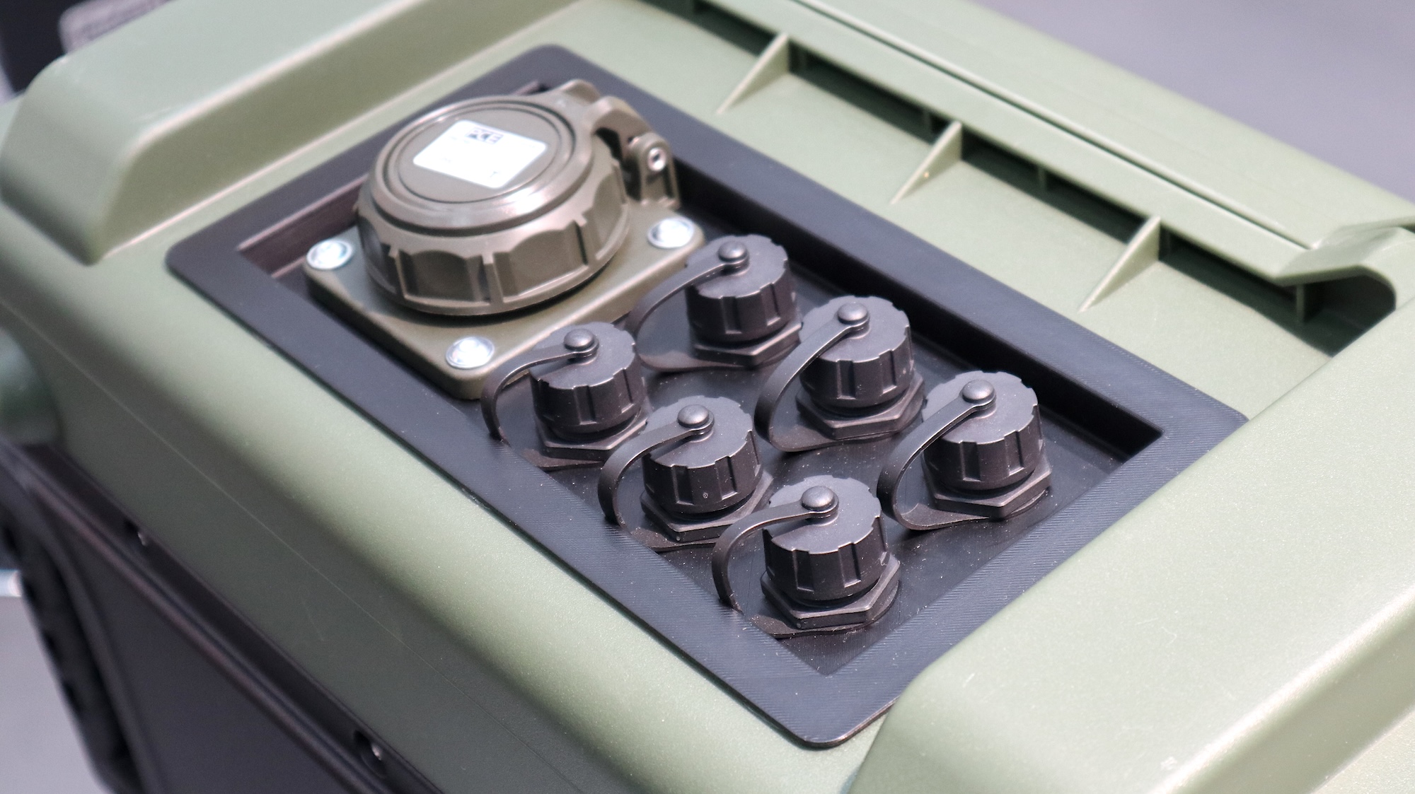 SINORA zeigt in Düsseldorf neue IP-zertifizierte Anschlusslösungen.