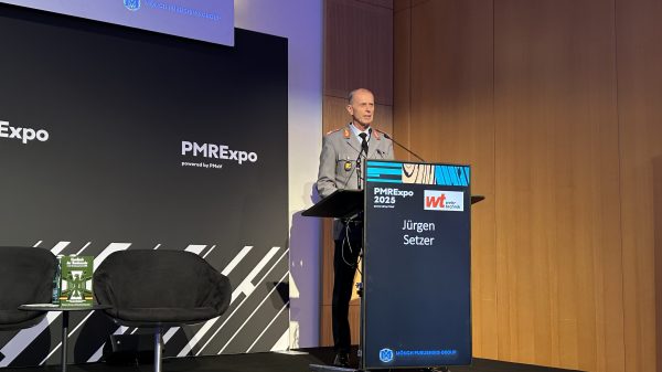 Generalmajor Jürgen Setzer beim Symposium "PMRExpo meets Wehrtechnik" in Köln über hybride Kriegsführung