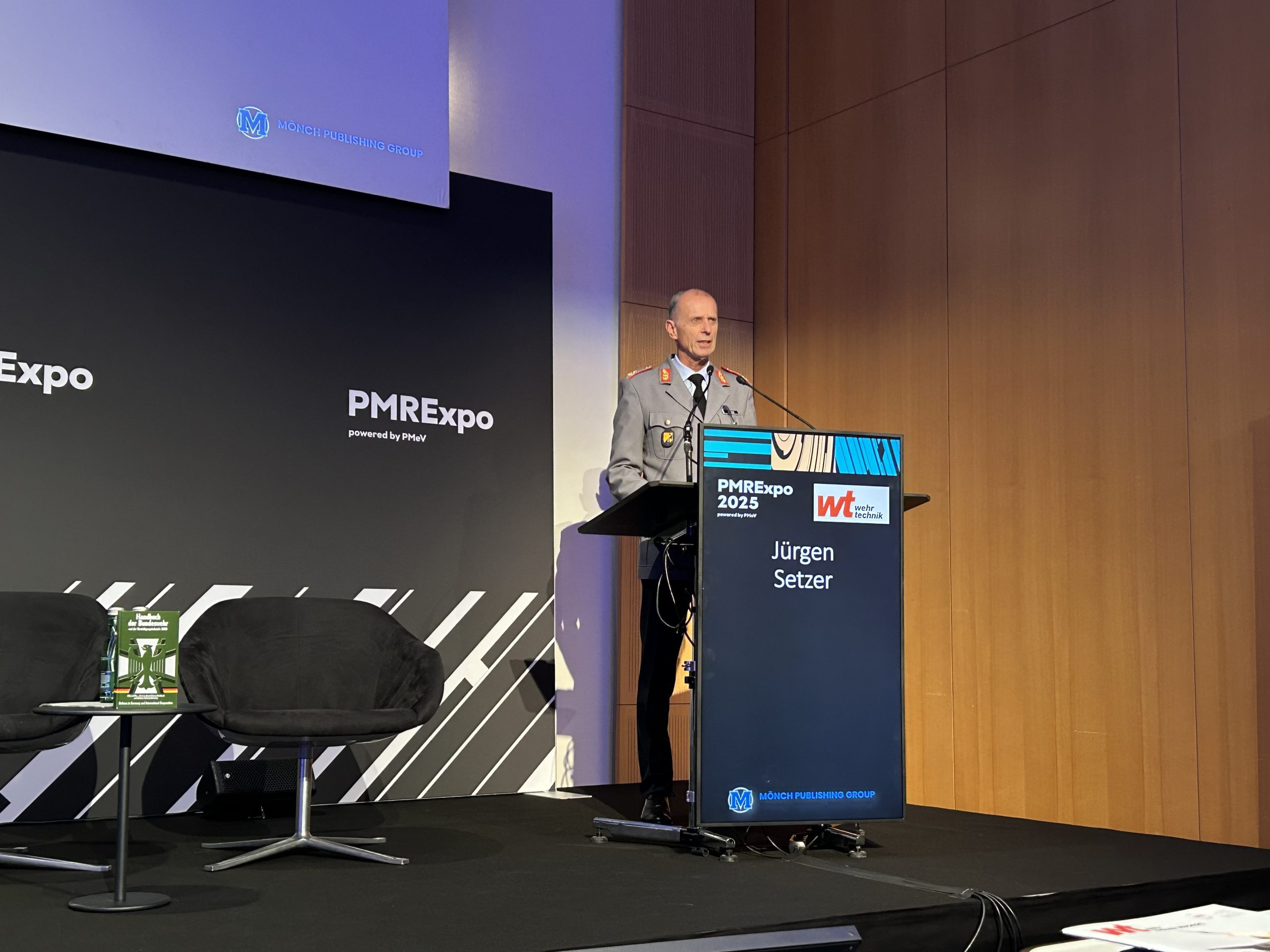 Generalmajor Jürgen Setzer beim Symposium "PMRExpo meets Wehrtechnik" in Köln über hybride Kriegsführung