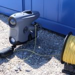 Blueye X3 Unterwasserdrohne mit Greifarm und Kabeltrommel.