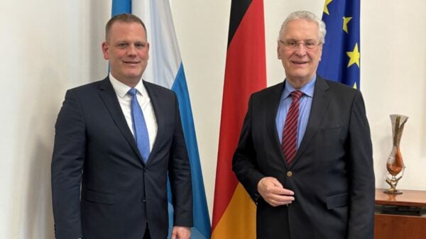 Über den Bevölkerungsschutz: Bayerischer Innenminister, Joachim Herrman (r.) und André Luhmer, Leitender Redakteur Crisis Prevention (li.).
