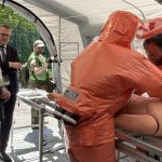 Zivilschutz: Bundesinnenminister Alexander Dobrindt macht sich bei einer Übung mit möglichen Gefahrenlagen vertraut