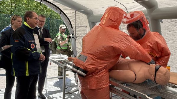 Zivilschutz: Bundesinnenminister Alexander Dobrindt macht sich bei einer Übung mit möglichen Gefahrenlagen vertraut