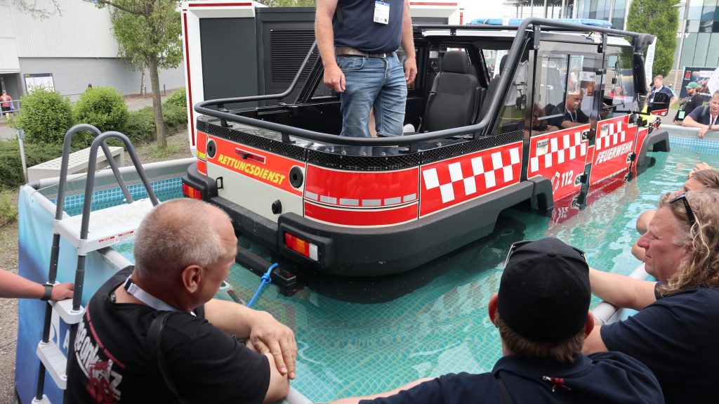 Auf der Interschutz schwimmt der Amphicruiser im Pool.