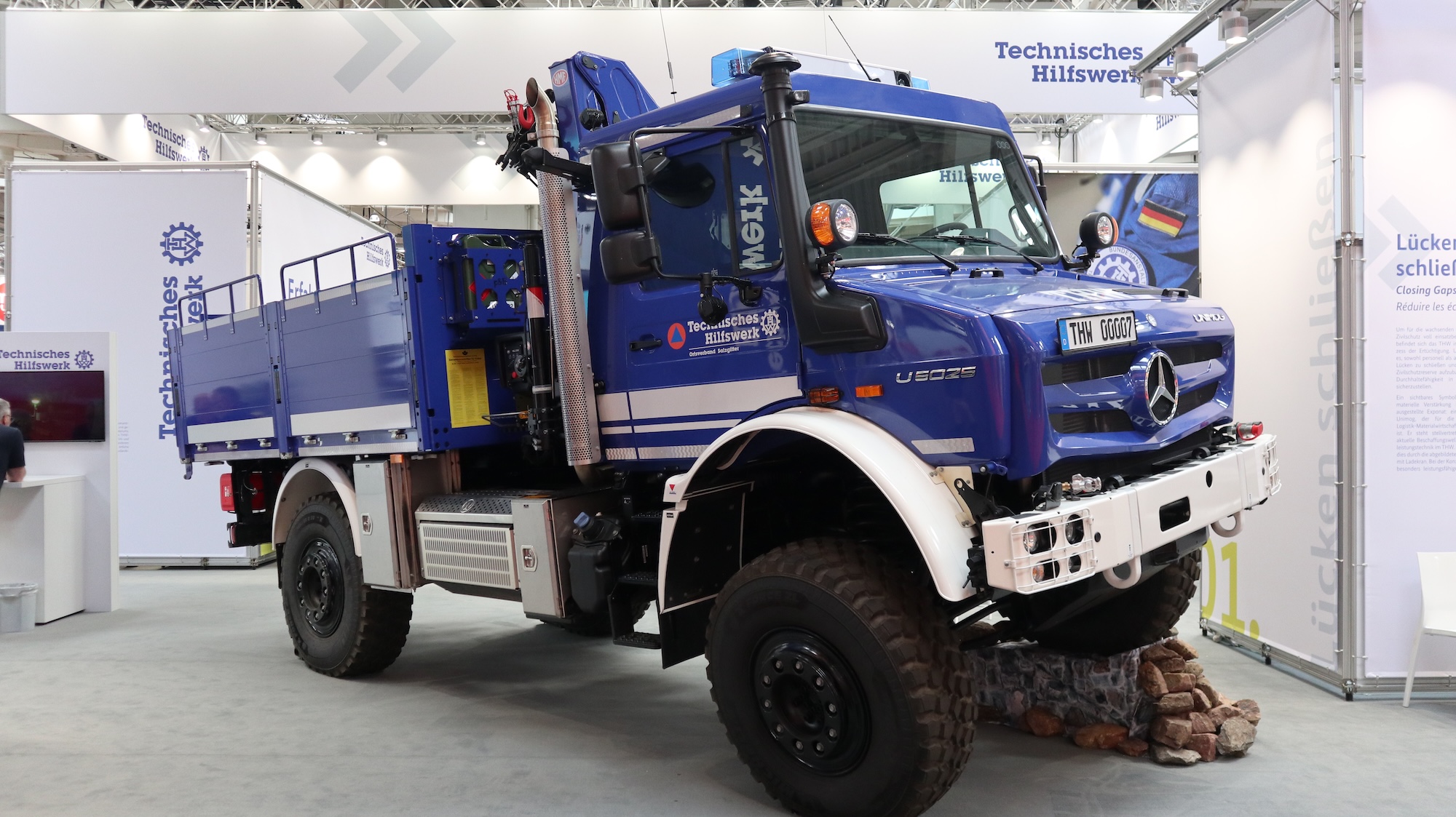 Das THW verfügt über einen umfassenden Fuhrpark. NAch Hannover mitgebracht wurde ein klassisches Einsatzfahrzeug: der Unimog U 5025 von Mercedes Benz Trucks.