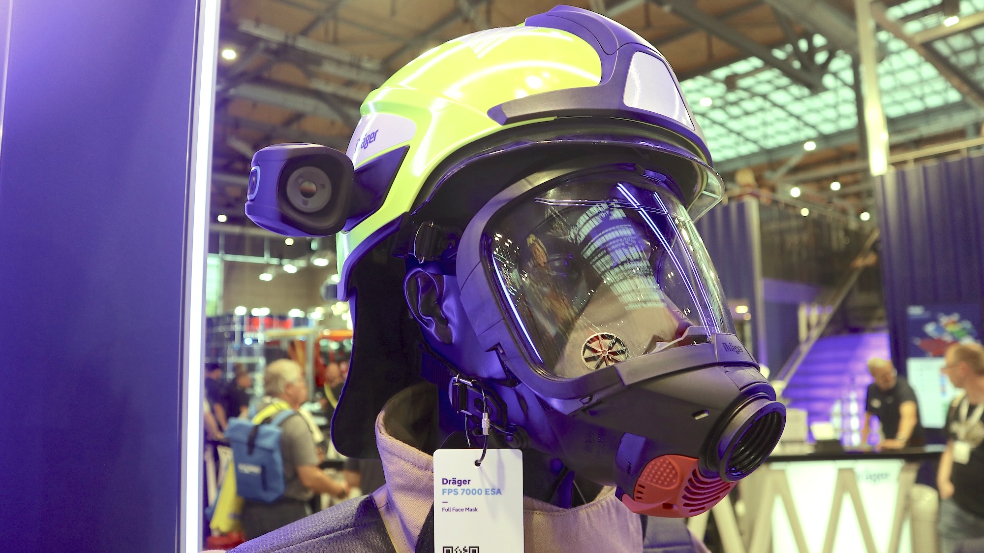 Dräger zeigte eine ganze Reihe neuer und bewährter Technik auf der Interschutz. Ein Highlight: Die Wärmebildkamera am Helm mit zugehörigem Bildschirm in der Maske.