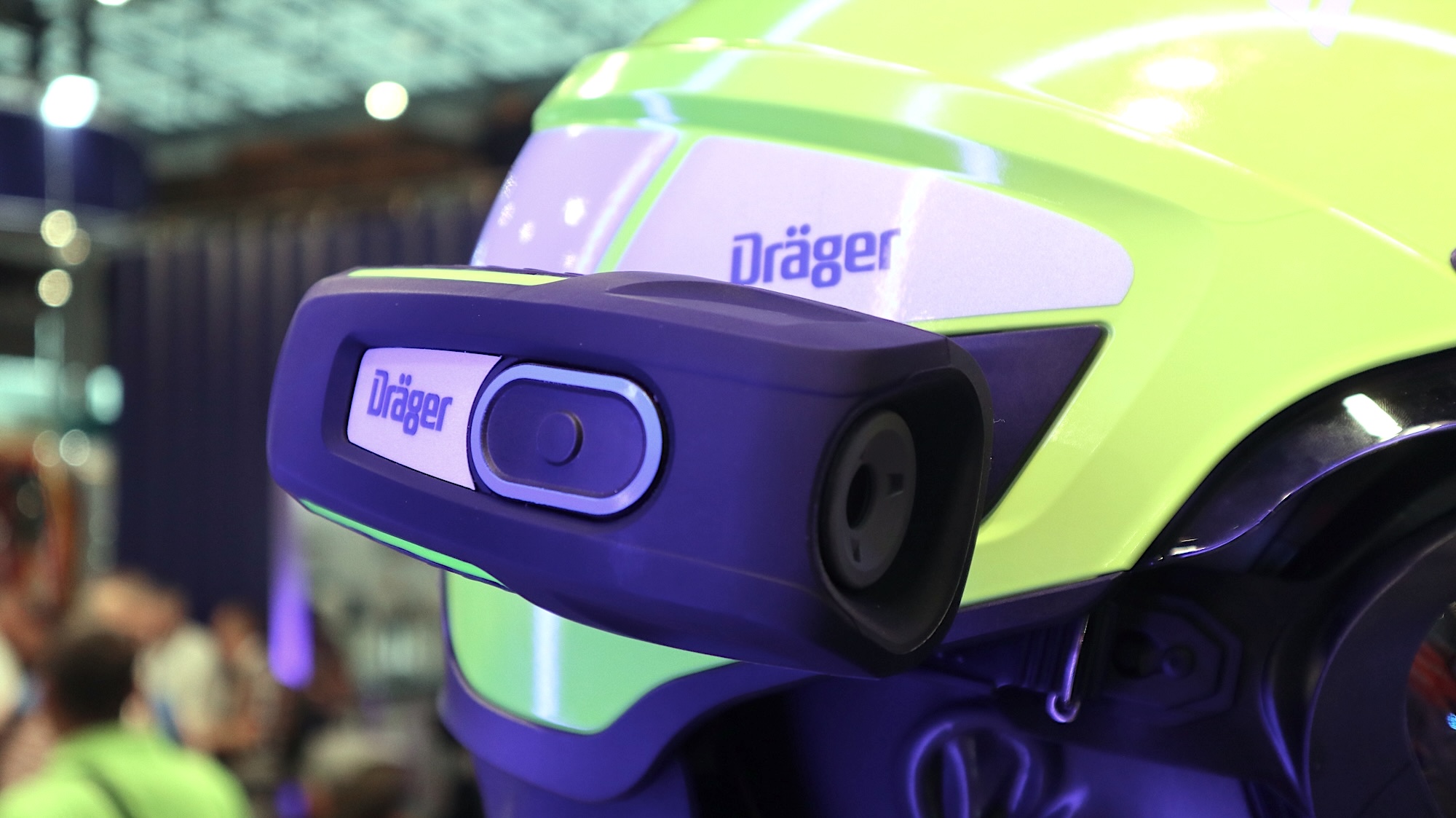 Die UCF FireCore von Dräger wird am Helm montiert.