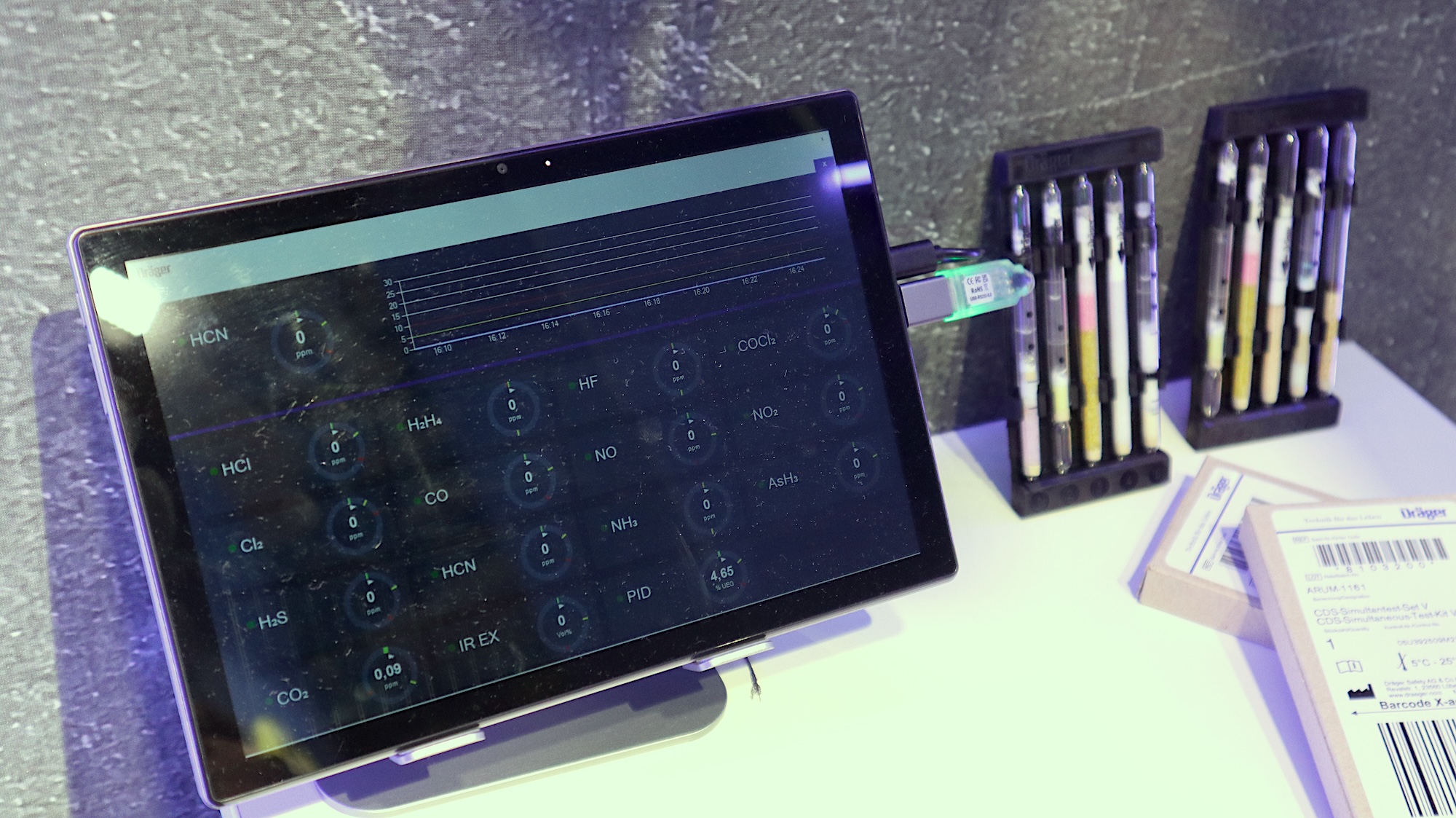 Auf einem Tablet können sich EInsatzkräfte die Messwerte der Sensoren in Echtzeit anzeigen lassen.