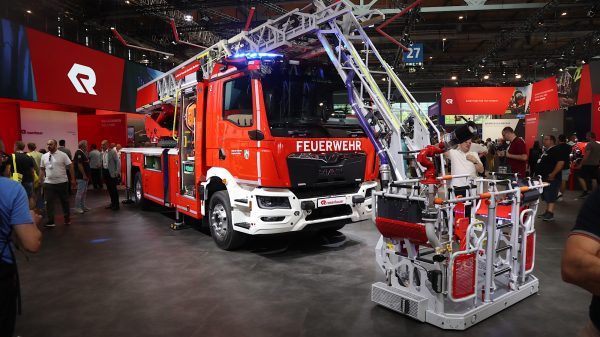 Neue Drehleiter auf der Interschutz: die L32A-XS electric von Rosenbauer auf dem neuen eTGM-Chassis von MAN.