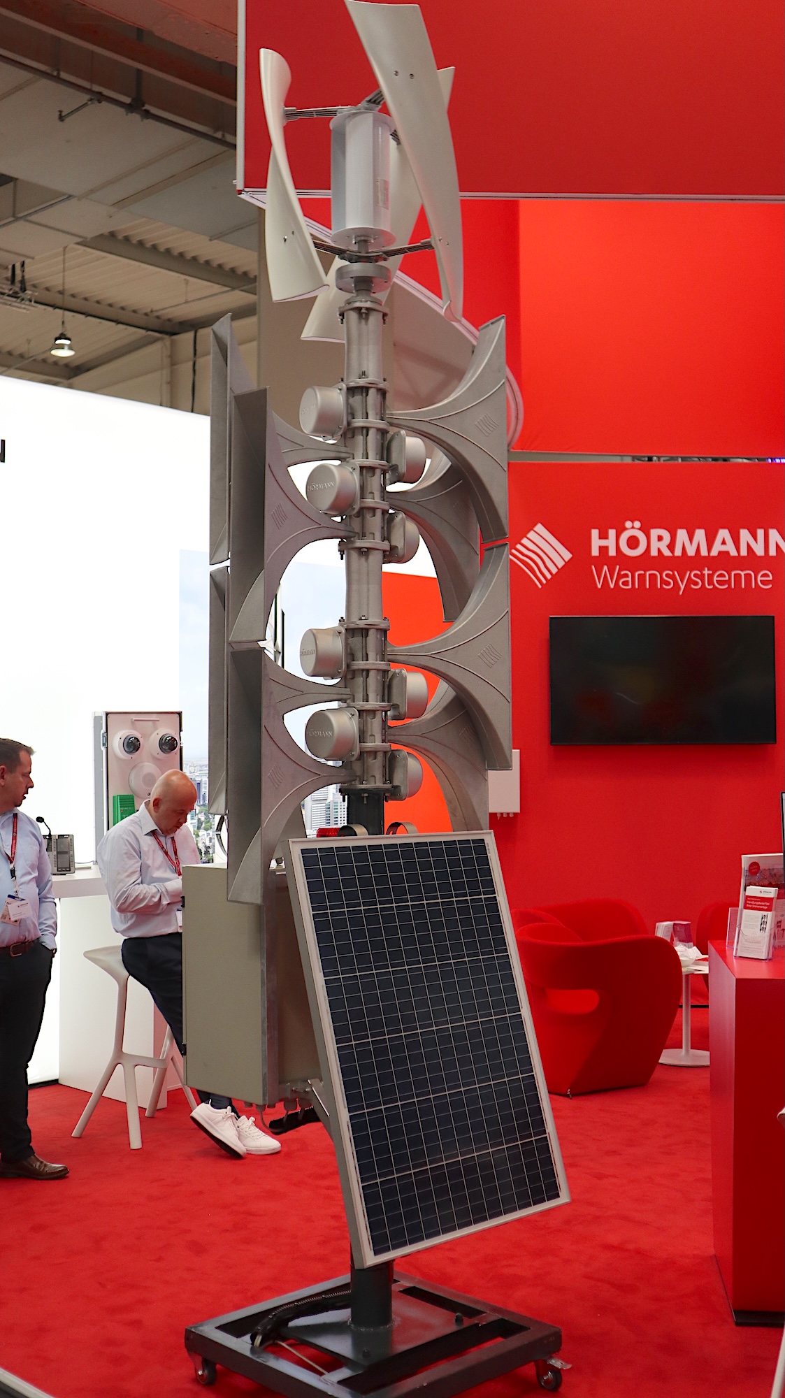 Mit einer kleinen Windkraftanlage und einem Solarmodul versorgt sich die Sirene über lange Zeit selbst.