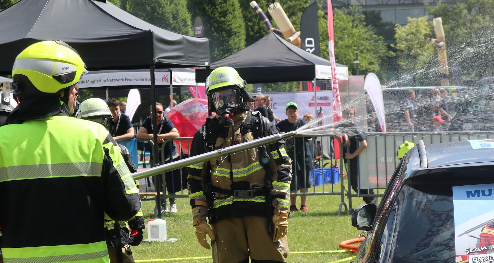 Der Einsatz der Löschlanze erfolgt unter konstantem Wassereinsartz.