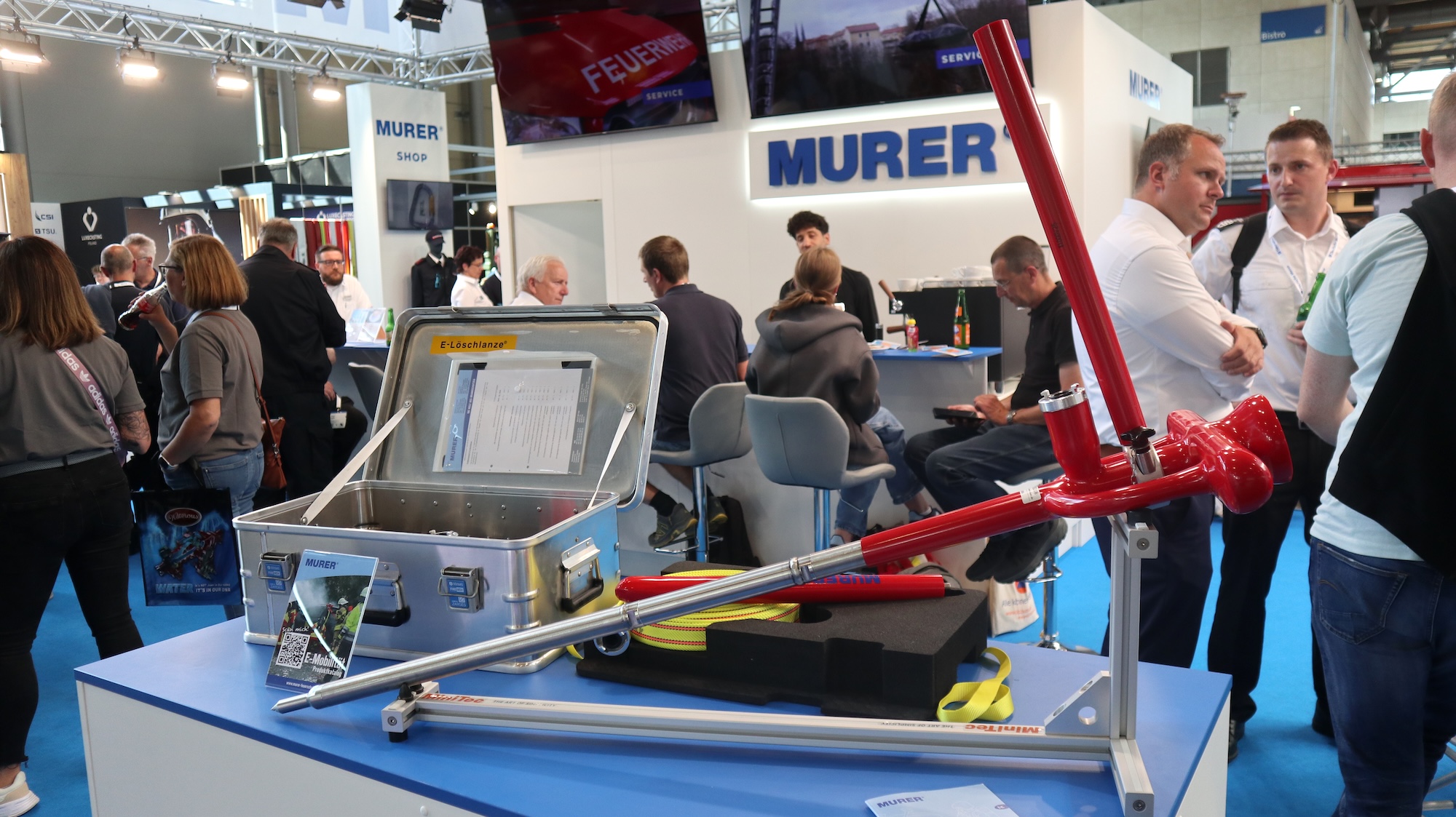 Am Messestand von Murer auf der Interschutz können Besucher die E-Löschlanze auch in die Hand nehmen.