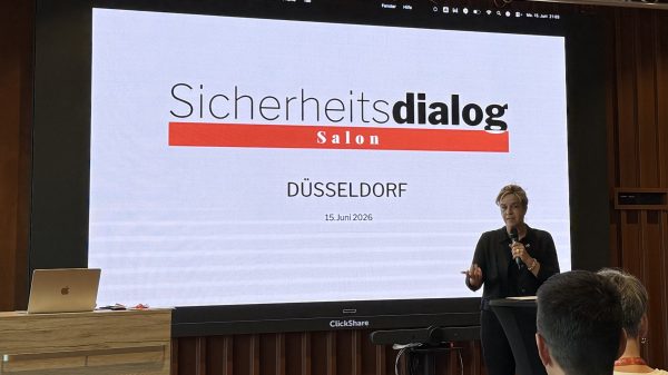 Sicherheitsdialog: Mona Neubaur setzte einen Impuls und betonte die Bedeutung des Dialogs zwischen gesellschaftlichen Gruppen für eine gemeinsame Krisenbewältigung.