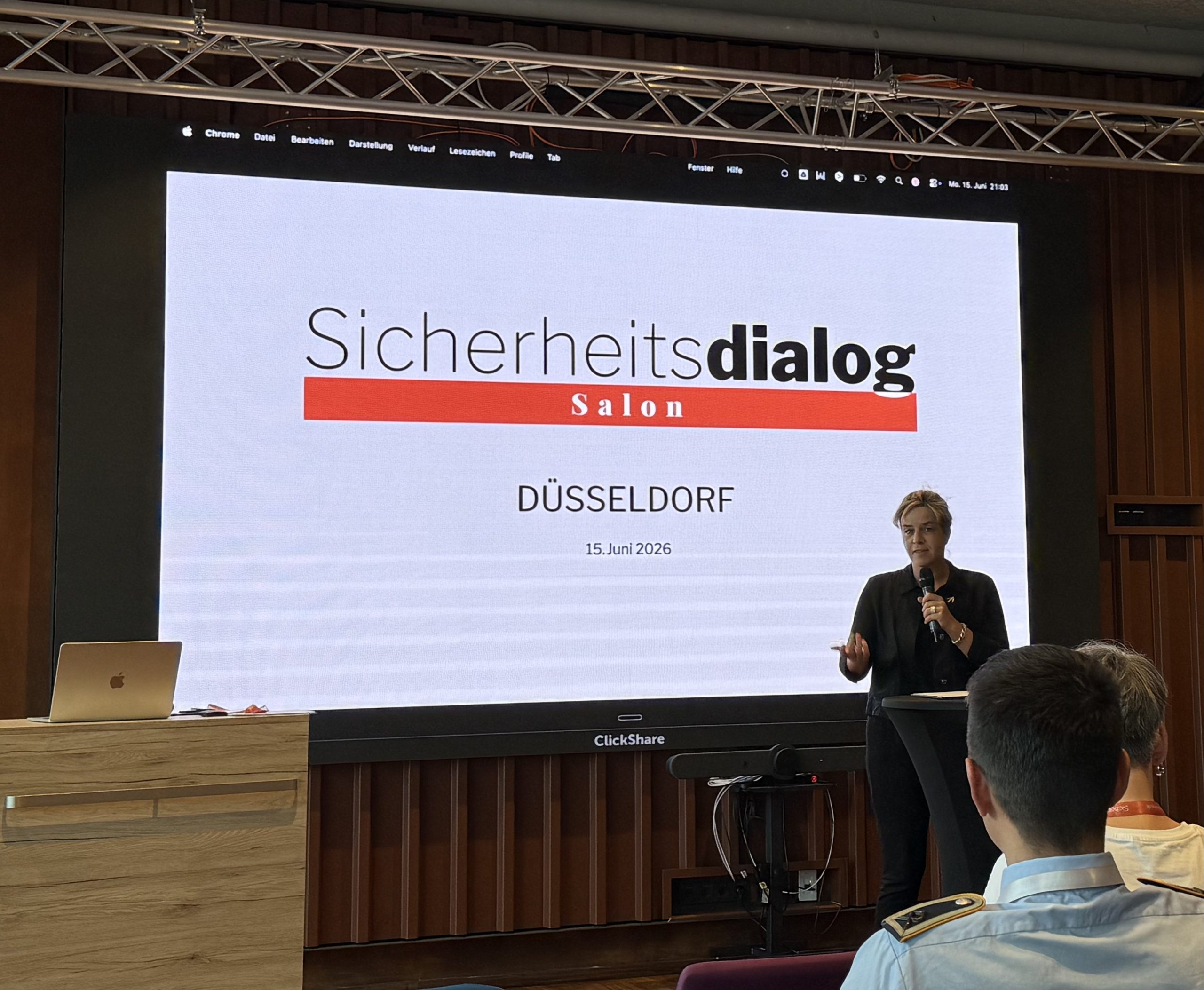 Sicherheitsdialog: Mona Neubaur setzte einen Impuls und betonte die Bedeutung des Dialogs zwischen gesellschaftlichen Gruppen für eine gemeinsame Krisenbewältigung.