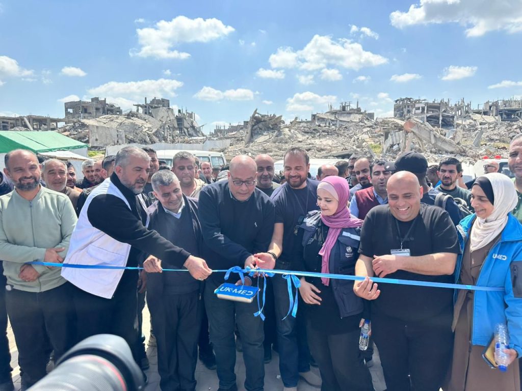 Vergangene Woche wurde das von den Johannitern und UK-Med wieder aufgebaute Al Tayeb Gesundheitszentrum in Nord-Gaza feierlich eingeweiht. 300 Menschen pro Tag erhalten hier jetzt wieder eine medizinische Versorgung.