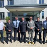 Personen (v.l.n.r.): PHK Kiefer (Personalrat Bundespolizeidirektion Koblenz), PHKin Eß (stellv. Leiterin des Sachbereichs Kriminalitätsbekämpfung der Bundespolizeidirektion Koblenz), PHK Hiergeist (ZBMD), Präsident Pelzl (Präsident der Bundespolizeidirektion Koblenz), Minister Jost, PHK Heysel (ZBMD), PHK Clemann (ZBMD) vor der Zentralstelle